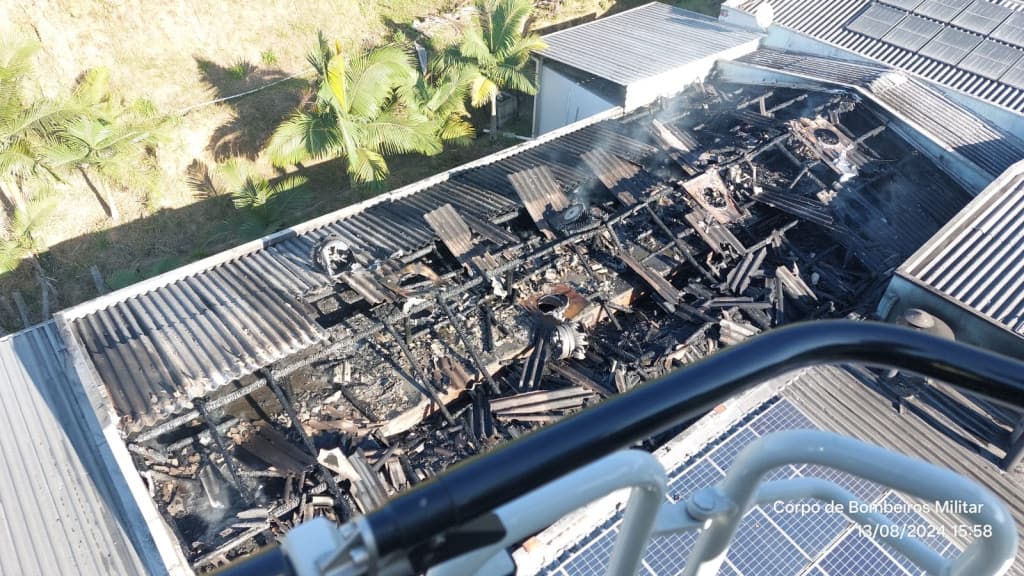 Fogo destrói indústria de defumação em Gaspar