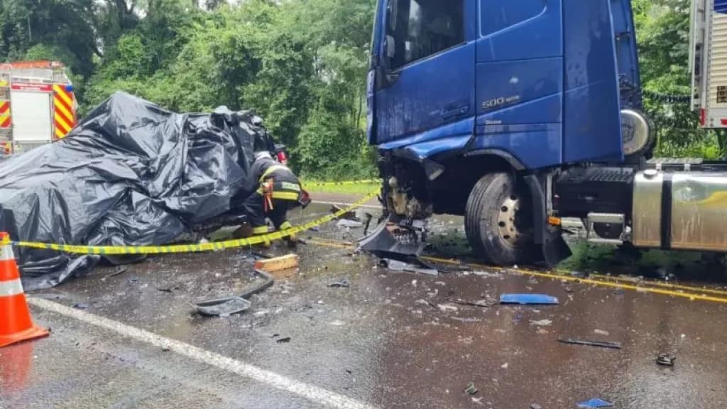Mulher morre em grave acidente entre carro e caminhão na BR-153