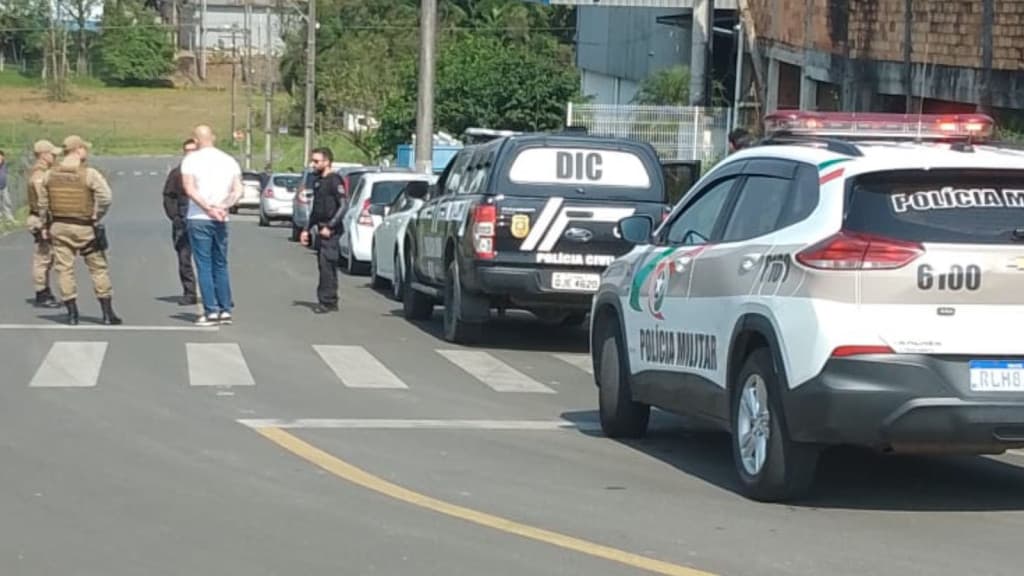 Bandidos invadem casa armados e apavoram família