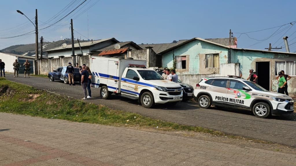 “Caiu morto no colo da namorada”: Policial mata motorista após acidente de trânsito em SC
