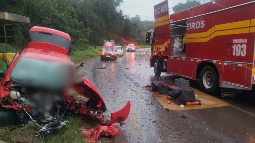Condutora de veículo morre em grave acidente com carreta na SC-135