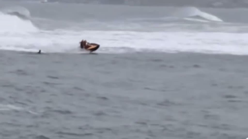 Bombeiros resgatam adolescentes e evitam afogamento em praia de SC