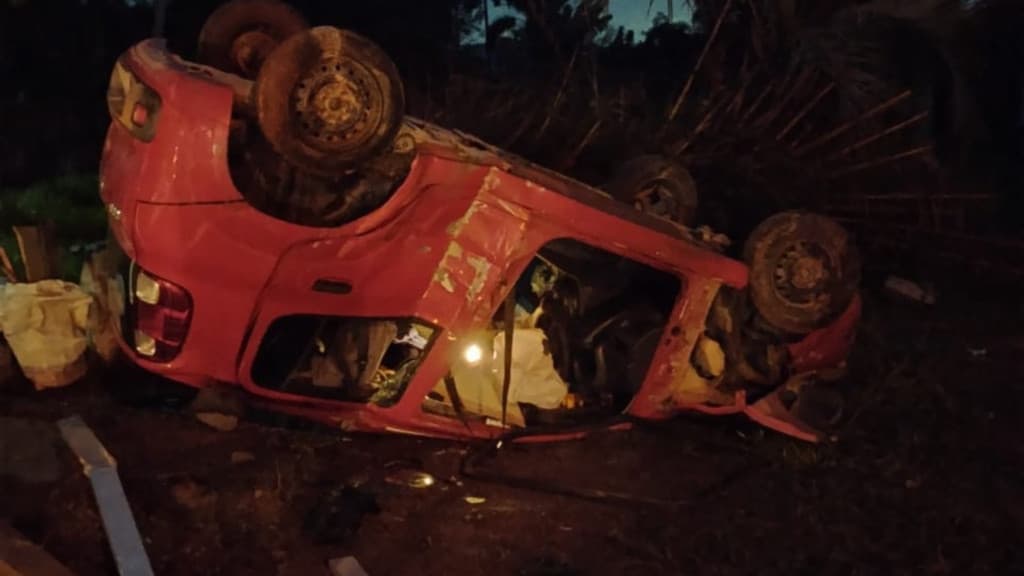 Motorista embriagado capota carro e fica gravemente ferido em rodovia catarinense