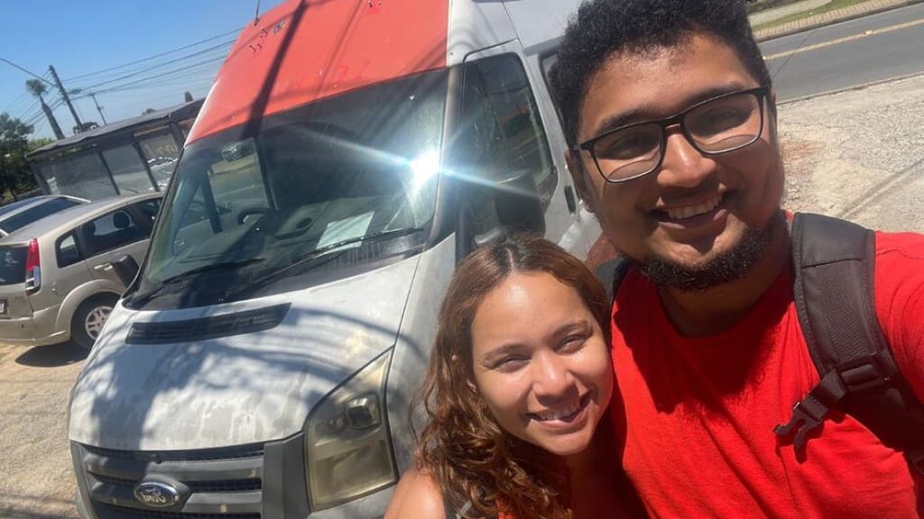 Casal compra ambulância do SAMU durante leilão e transforma em motorhome