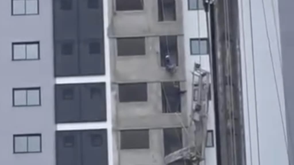 Queda de andaime deixa trabalhador pendurado em obra de Itapema