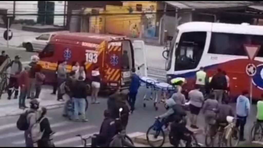 Menina de 10 anos é atropelada por ônibus a caminho da escola em Itajaí