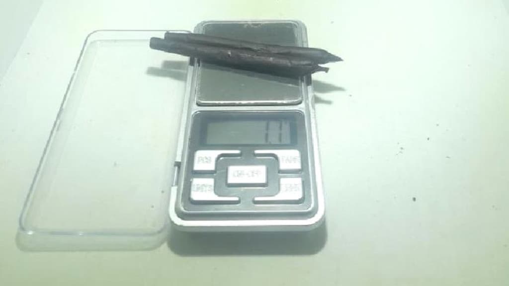 Adolescente é flagrado com cigarros de maconha dentro de sala de aula