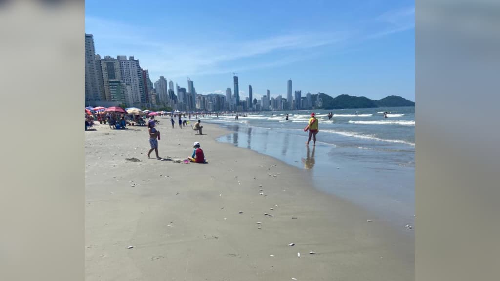Adolescente é resgatado de afogamento em praia de Balneário Camboriú