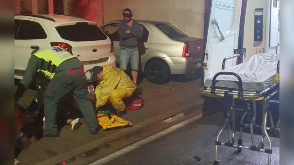 Acidente entre carro e moto em Tijucas deixa duas pessoas feridas: “fratura exposta”