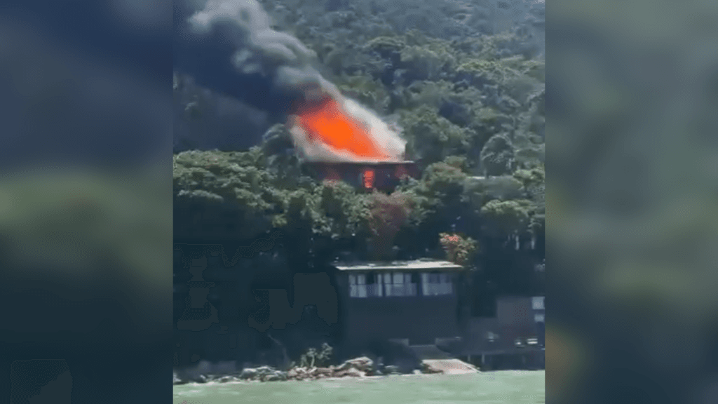 “Não sobrou nada”: Incêndio destrói pousada na enseada do Brito, em Palhoça
