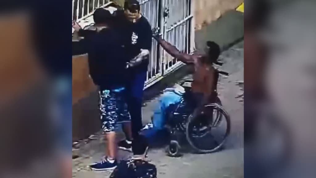 “Covardia”: Morador de rua cadeirante esfaqueia policial pelas costas durante abordagem