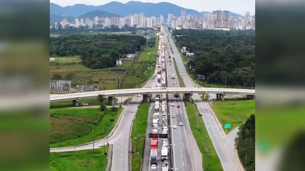 Imagens de drone mostram BR-101 completamente parada em Itapema após ataques de facção