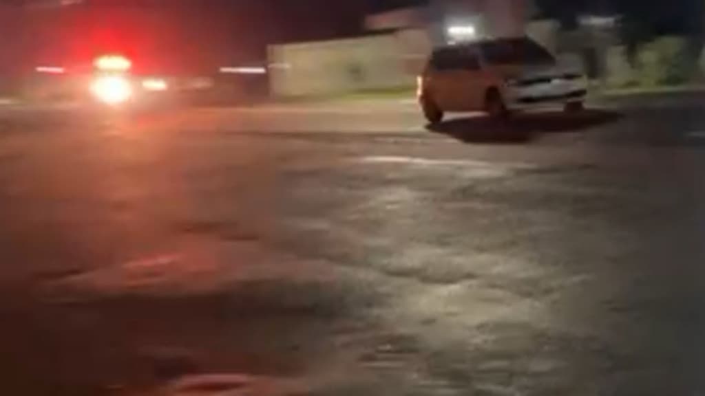 “Cena de filme”: Foragido da justiça bate veículo em árvore durante fuga