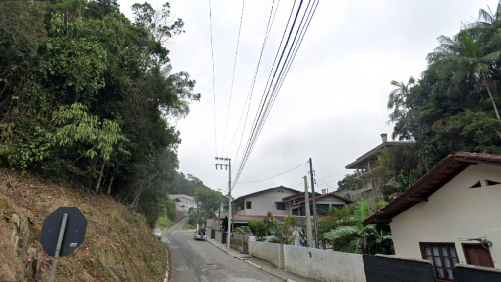 Abusador é linchado por moradores ao assediar adolescentes em ônibus escolar de Itajaí