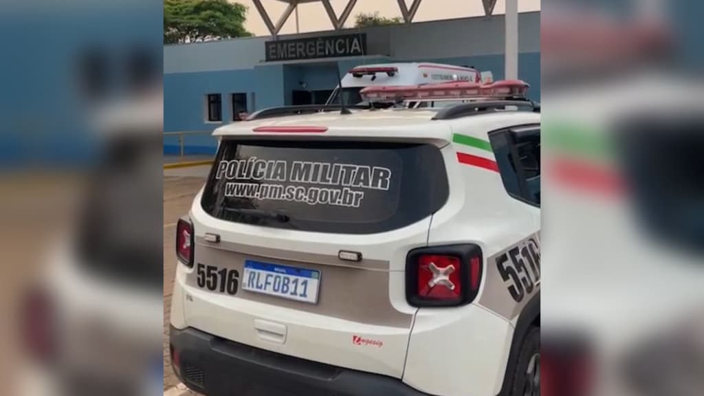 Homem parte para cima de policiais com facão e leva tiro no peito em SC