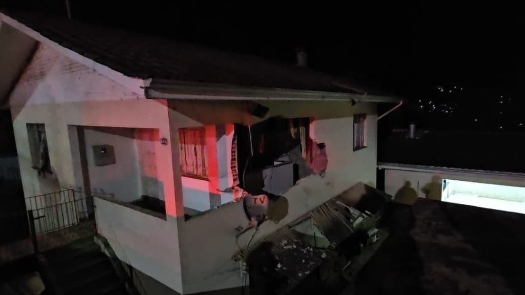 “Arranca o teto da báia que tô chegando”: Carro desgovernado destrói residência em SC
