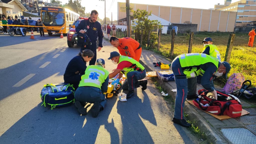Mãe e filha são resgatadas pelo Arcanjo após grave queda de bicicleta em Gaspar