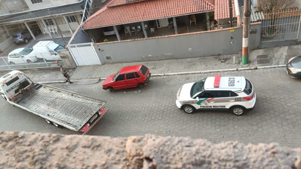 Fiat Uno é encontrado sem rodas em Camboriú, e moradores suspeitam de furto