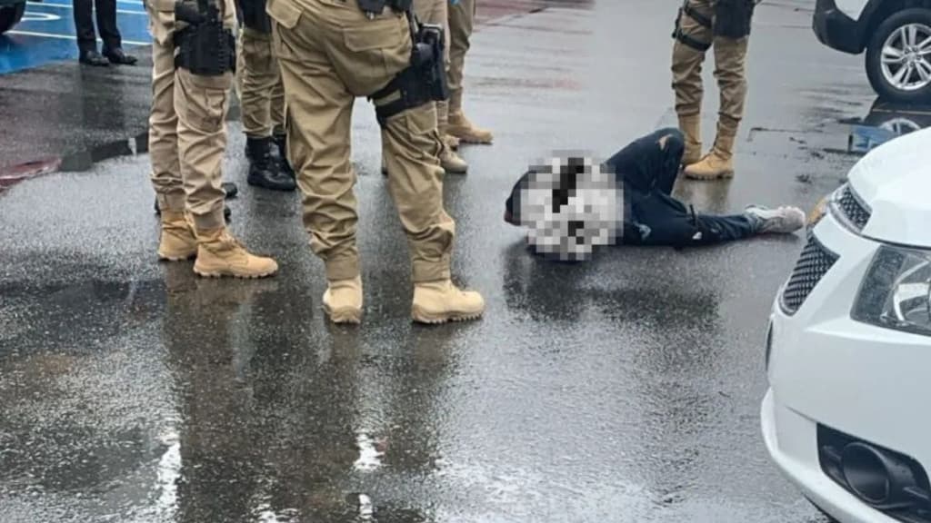 Homem em surto psicótico entra em shopping com faca e é baleado pela PM