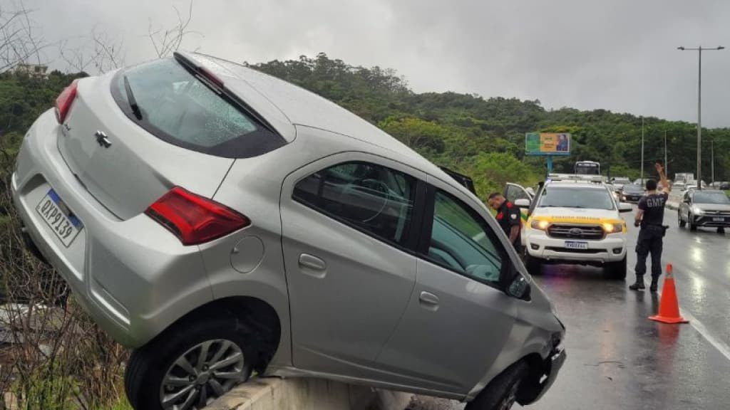 “Como é que consegue?”: motorista sofre acidente inusitado em Florianópolis
