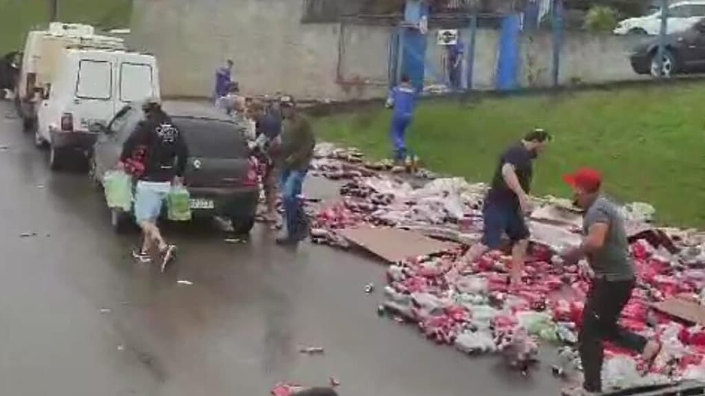 “Fizeram a limpa”: Caminhão da Coca-Cola tomba e motoristas saqueiam carga em SC