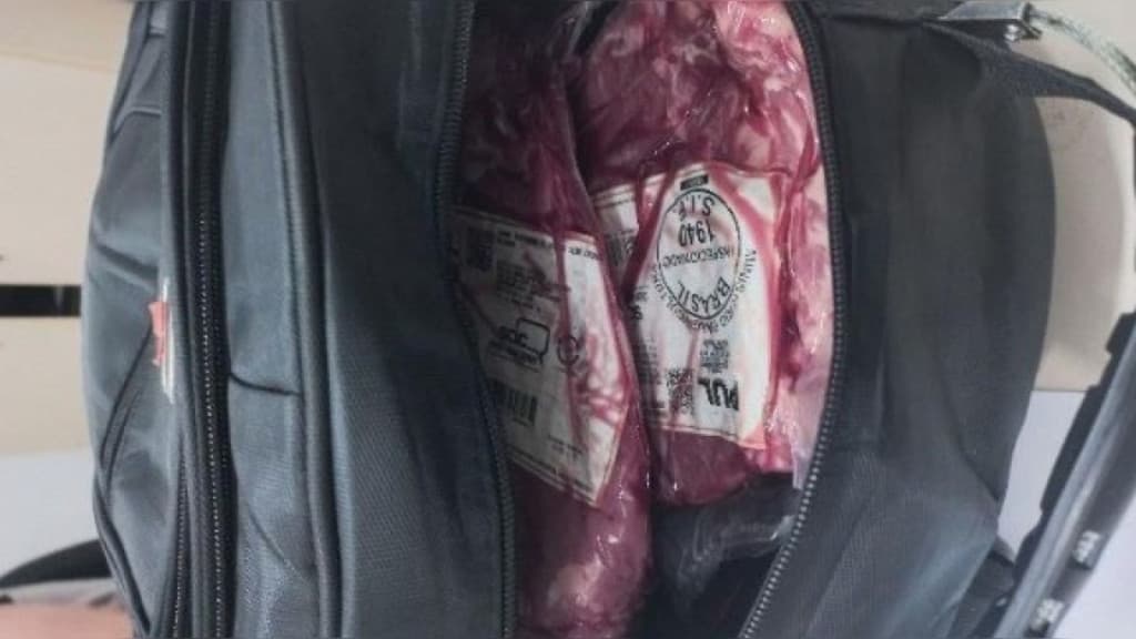 Funcionário aproveita dia de folga para roubar “churrasquinho” em supermercado