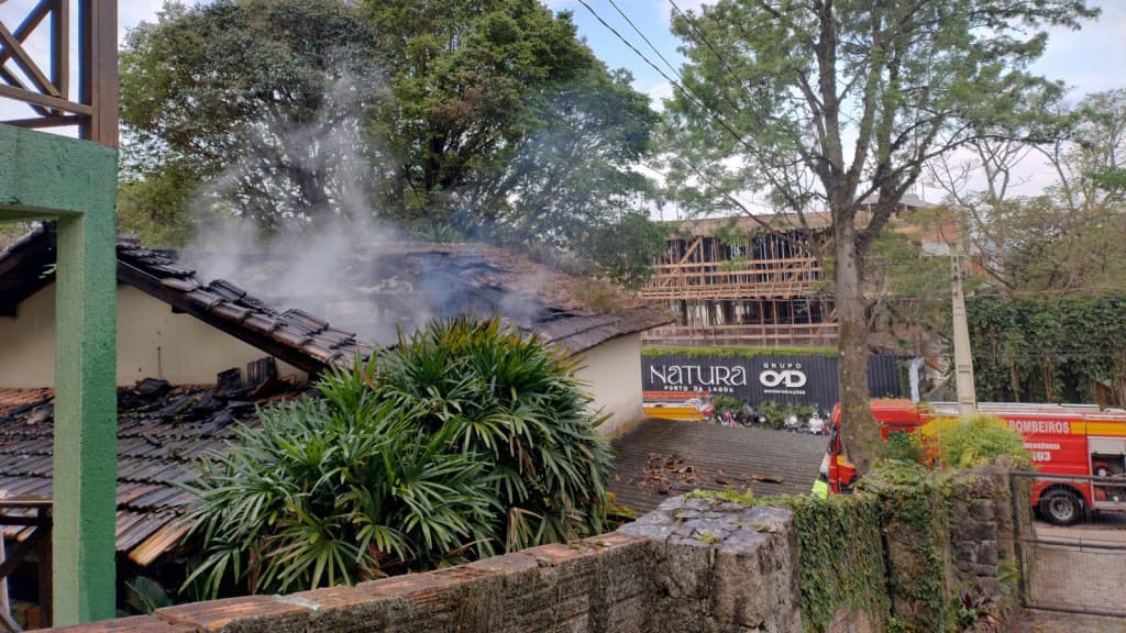 Fogo destrói casa em Florianópolis e assusta moradores