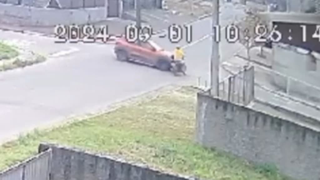 Motociclista “voa” após ser atingido por motorista que foge sem prestar socorro