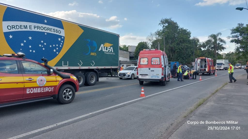 Pedestre é atropelado e fica gravemente ferido em acidente com motocicleta em Blumenau