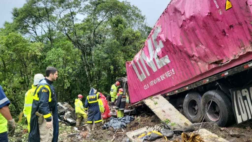 MP denuncia motorista e dono de caminhão por acidente que matou time de remo na BR-376