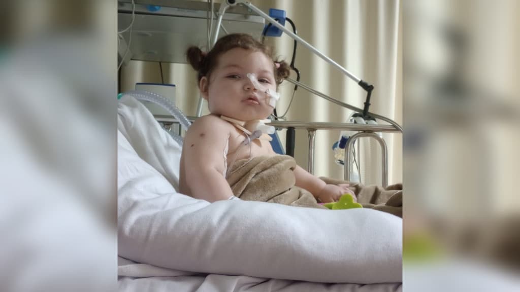 “Tenho medo de perder a minha filha”: Bebê com síndrome rara luta diariamente pela vida