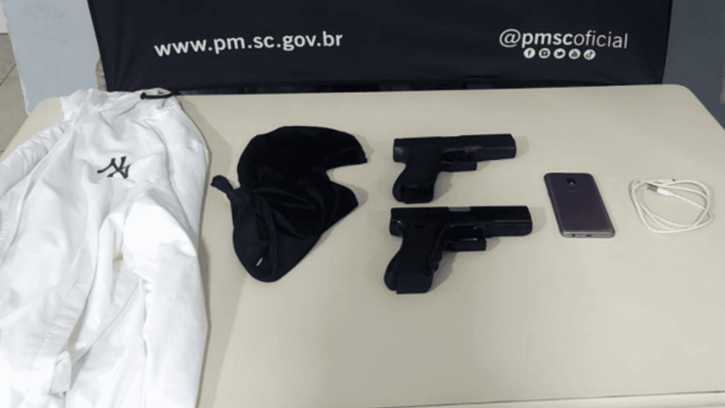 Bandidos encapuzados agridem e assaltam jovem em ponto de ônibus em Chapecó
