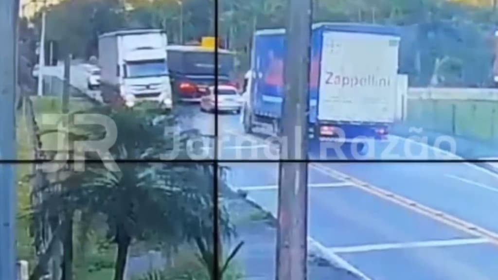 Caminhão fica sem freios e trabalhadores morrem esmagados dentro de carro em rodovia de SC