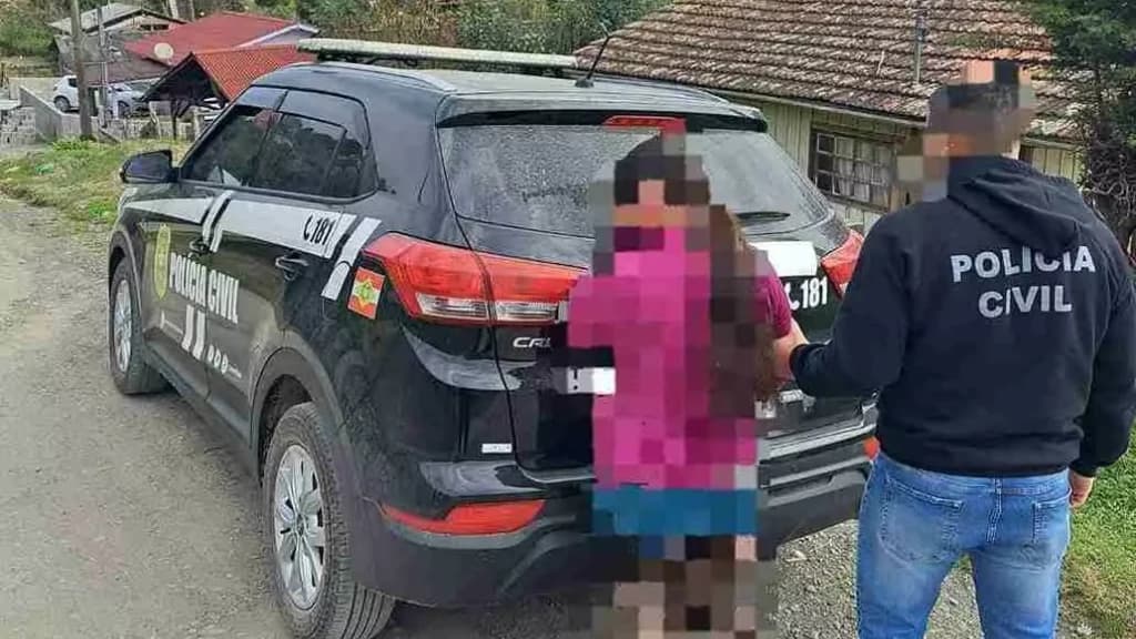 Mãe é presa por filmar filha de 7 anos sendo abusada pelo padrasto em SC