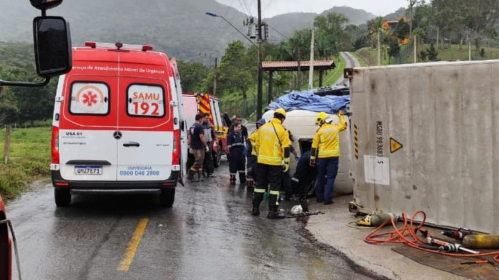 Idoso morre após caminhão tombar em Itajaí