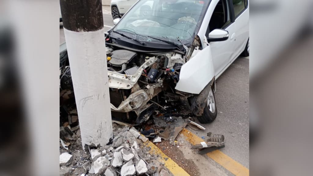 Veículo fica destruído após colidir contra poste em Tijucas