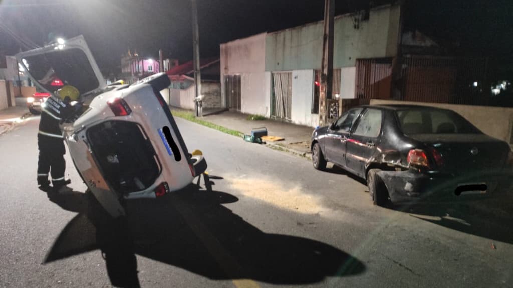 Jovem capota após acidente com carro parado em Gaspar