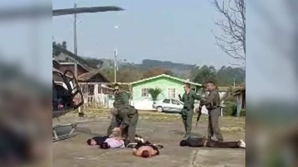 Policiais comemoram prisão de sequestradores de vendedor em SC