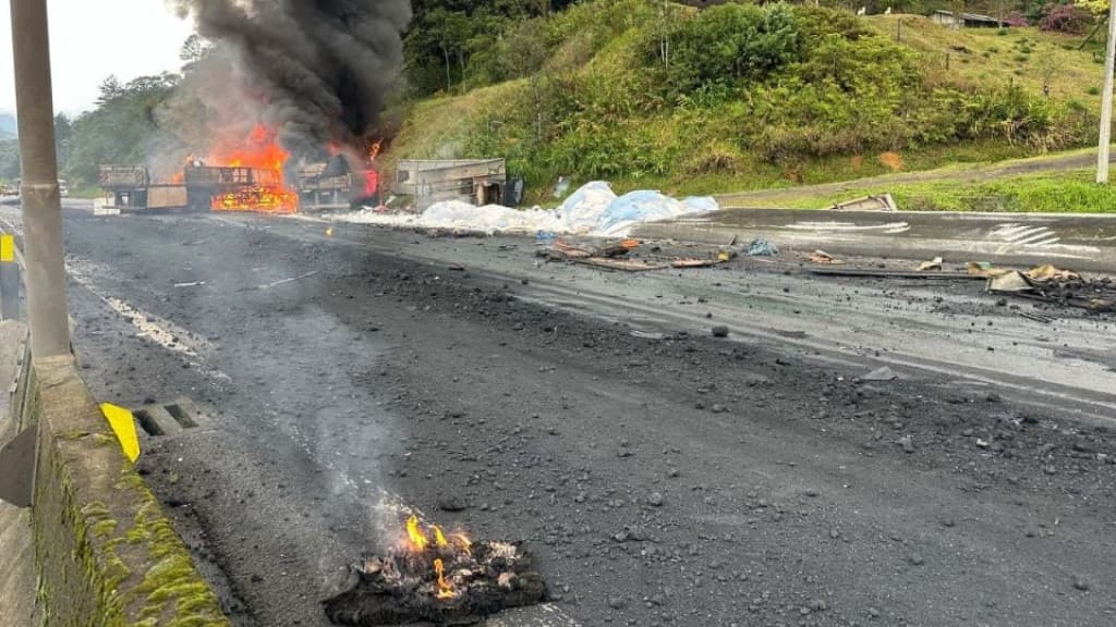 VÍDEO: Carreta pega fogo e mata três pessoas em grave acidente na BR-376 entre PR e SC