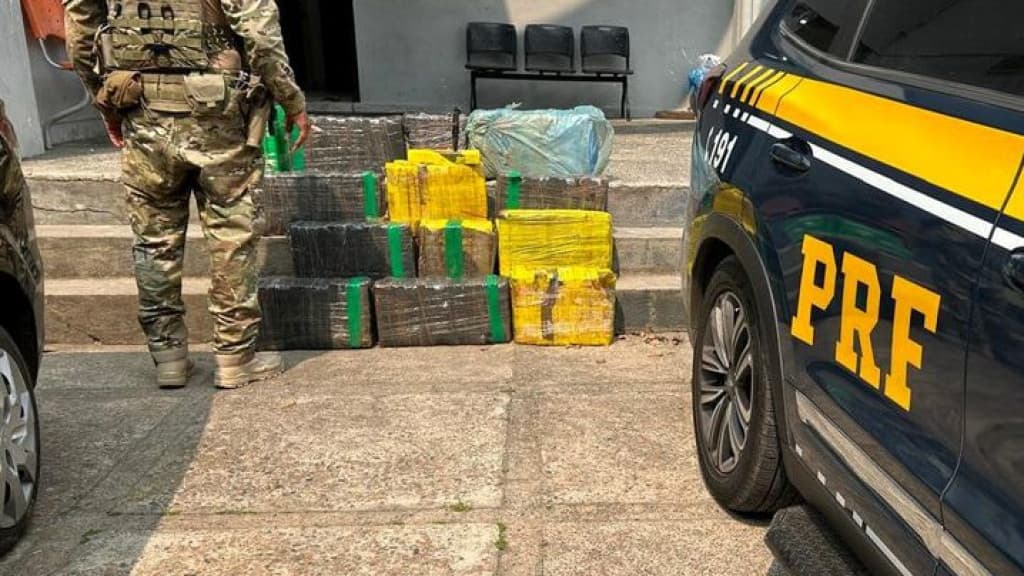 PRF apreende mais de 200 kg de maconha e recupera carro roubado na BR-101