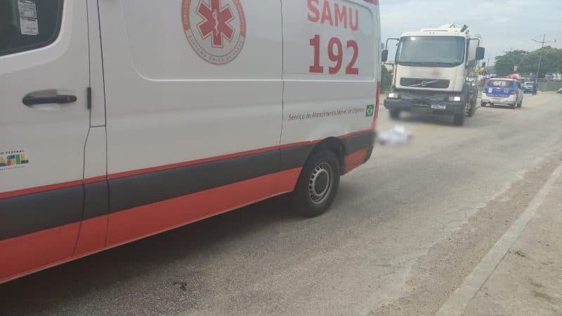 Pedestre morre atropelado por caminhão em avenida movimentada de Brusque 
