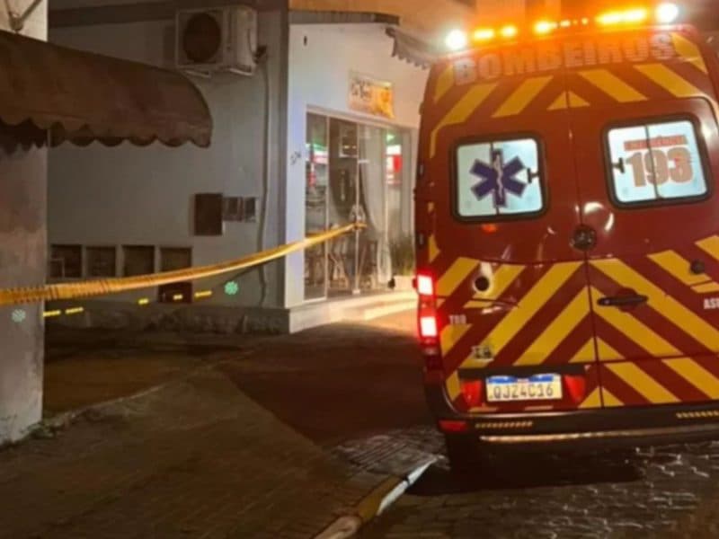 Homem esfaqueia colega de pensão até a morte e tenta abandonar corpo enrolado em pano