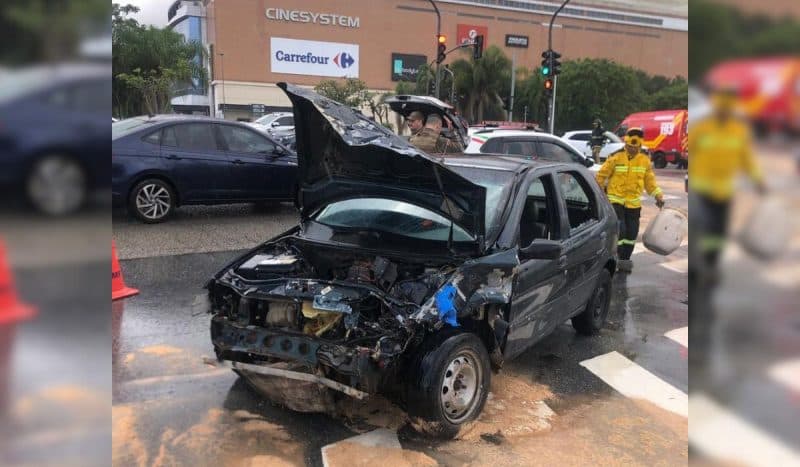 Colisão de veículos gera vazamento de óleo em frente a shopping de Florianópolis