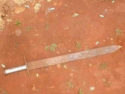 Homem tenta matar irmã com espada por disputa de herança 