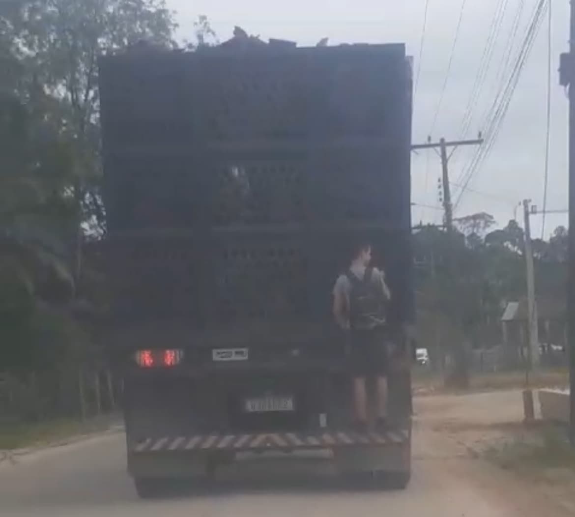 Adolescente é flagrado pegando carona na traseira de caminhão em Canelinha