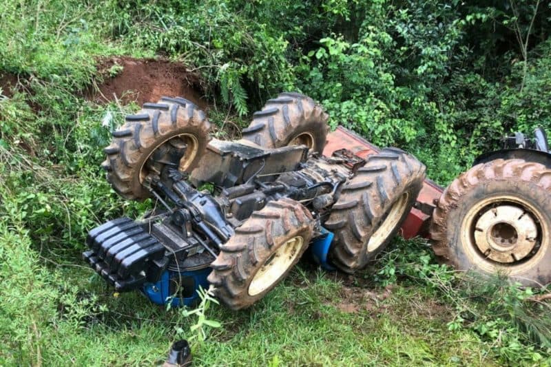 Trator vira e idoso de 70 anos luta para sobreviver em SC