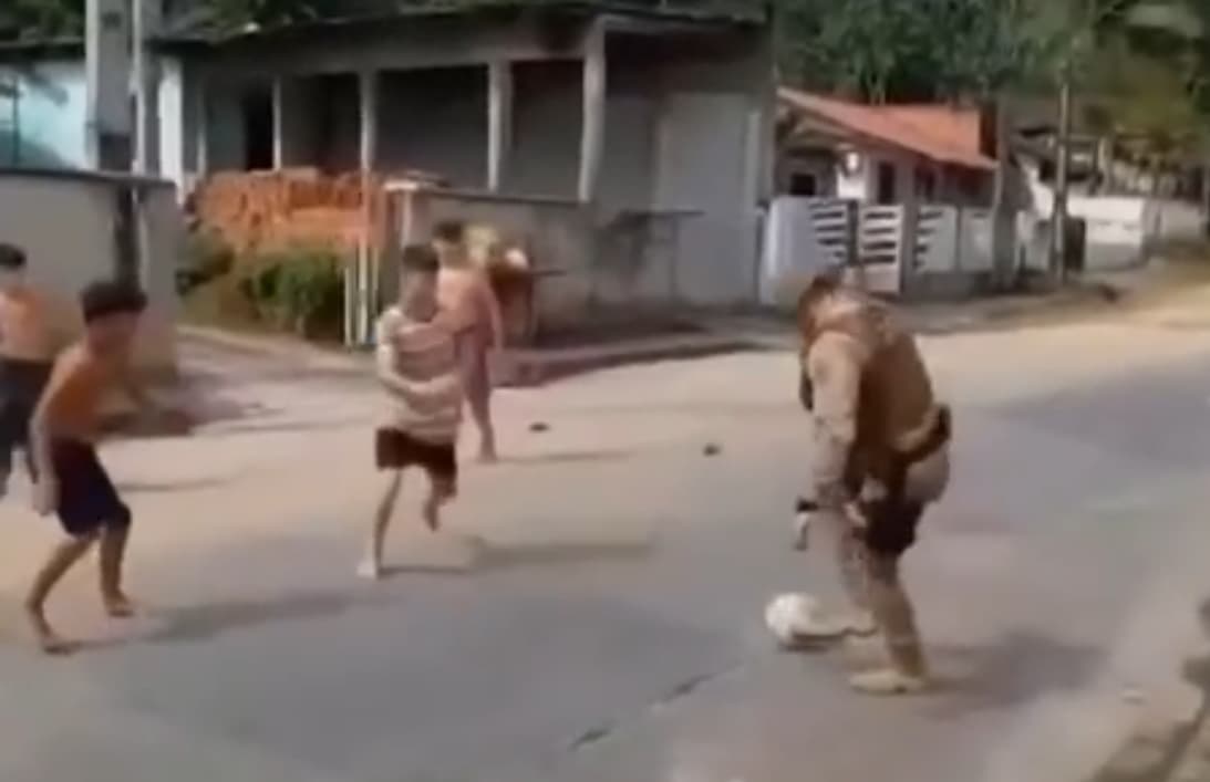 Policial militar catarinense é gravado jogando futebol com crianças e vídeo emociona 