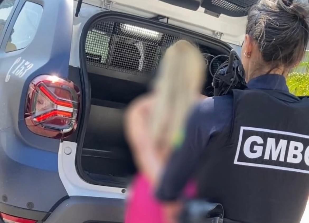 Mulher causa caos em posto ao urinar diante de frentistas e clientes em Balneário Camboriú