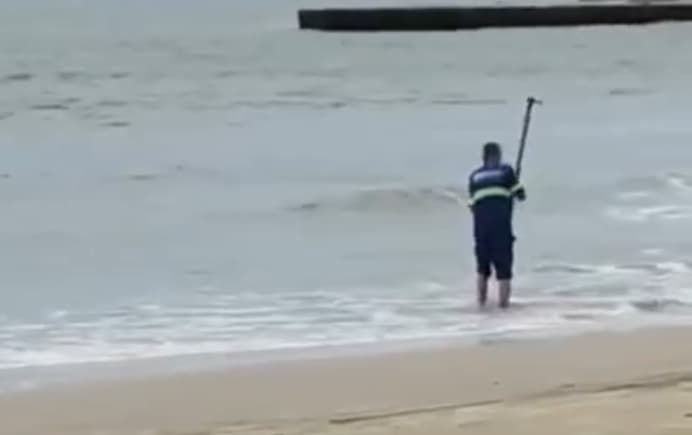 Horror em Itapema: Homem mata arraia com enxada e revolta banhistas