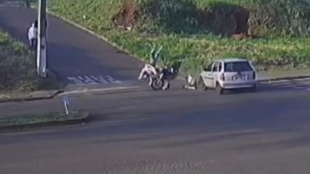 Motorista foge após quase matar motociclista: “invadiu a preferencial”